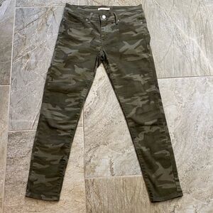 Levi 711 skinny camo pants 27 4